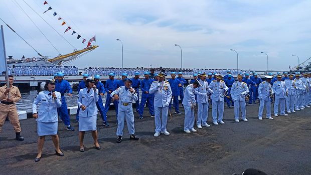 Momen KSAL ikut nyanyi dan joget bareng prajurit (Wildan-detikcom)