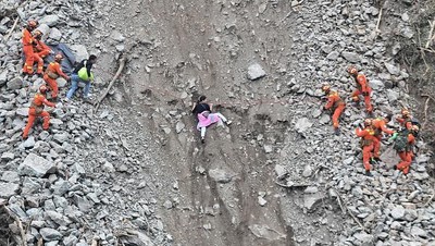 Momen Mencekam Evakuasi Korban Gempa di China
