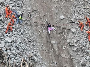 Momen Mencekam Evakuasi Korban Gempa di China