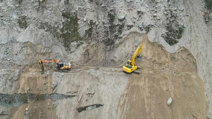 Momen Mencekam Evakuasi Korban Gempa di China LUDING, CHINA - SEPTEMBER 09: Workers use excavators to clear a landslide along a road that connects Moxi town and Hailuogou (Conch Gully) National Glacier Forest Park on September 9, 2022 in Luding County, Garze Tibetan Autonomous Prefecture, Sichuan Province of China. A 6.8-magnitude earthquake jolted Luding county in Southwest China's Sichuan province on Monday, leaving at least 46 people dead and over 50 injured.