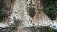 Gunung bebatuan yang rawan longsor itu membuat para tim penyelamat harus bekerja ekstra hati-hati. (AP Photo/Shen Bohan)  