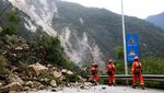 Momen Mencekam Evakuasi Korban Gempa di China