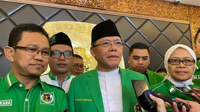 Plt Ketua Umum PPP Muhammad Mardiono di kantor KPU RI, Jakarta, menyerahkan SK kepengurusan terbaru, Senin (12/9/2022).