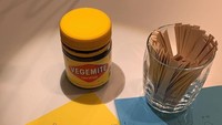Di museum ini ada juga makanan yang dianggap menjijikan oleh banyak orang. Vegemite adalah selai yang terbuat dari rempah dan sayuran dengan bau tak sedap. Tak sedikit pengunjung yang menahan mual saat mencobanya. Foto: Instagram/disgustingfoodmuseum