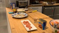 Pada setiap instalasi, pengunjung bisa langsung mencicipi makanan-makanan dengan rasa yang aneh. Seperti salah satunya di meja panjang ini ada spam mentah hingga roti dengan topping mentega dan marmite yang membuat banyak orang muntah. Foto: Instagram/disgustingfoodmuseum