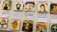 Sebuah dinding di museum ini dipenuhi oleh roti dengan berbagai lukisan aneh. Seolah dibuat dengan tidak niat, ada potret Adolf Hitler, Kim Jong Un hingga Michael Jackson yang tidak menggugah selera. Foto: Instagram/disgustingfoodmuseum