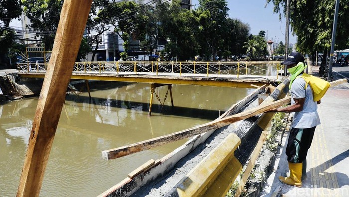 Sejumlah pekerja terus menyelesaikan pengerjaan proyek pembangunan turap pada Anak Kali Ciliwung di kawasan Pasar Baru, Jakarta Pusat, Senin (12/09/2022).