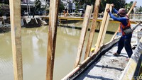 Pembangunan turap tersebut sebagai upaya Pemprov DKI Jakarta untuk mencegah banjir di ibu kota.