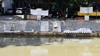 Pembangunan turap ini adalah bagian dari normalisasi sungai.