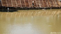 Pembangunan turap ini juga untuk mencegah longsor lereng sungai.