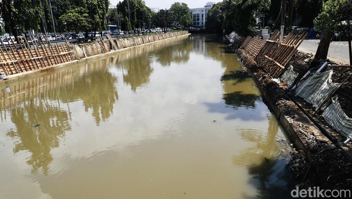 Sejumlah pekerja terus menyelesaikan pengerjaan proyek pembangunan turap pada Anak Kali Ciliwung di kawasan Pasar Baru, Jakarta Pusat, Senin (12/09/2022).
