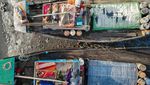Nyenyaknya Mimpi Nelayan Bangladesh di Atas Perahu