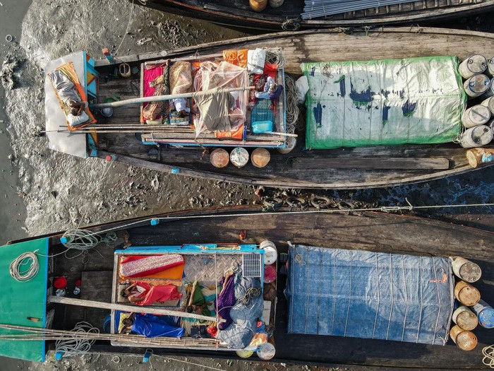Nelayan di Chittagong Tidur di Atas Perahu Chittagong, Bangladesh, 10 September 2022 : Fishermen sleeping on fishing boats. They catch fish in the deep sea all night and come to the Chittagong fishing ghat on the river bank and fatigue sleep under the open sky in the boat. Chittagong and Coxbazar is main center of sea fishing in Bangladesh.More than 40,000 families engaged with sea fishing. (Photo by Muhammad Amdad Hossain/NurPhoto via Getty Images)