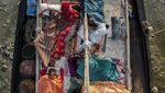 Nyenyaknya Mimpi Nelayan Bangladesh di Atas Perahu