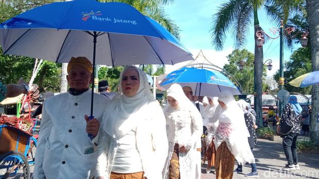 Peserta nikah masal tertua, Ranto Wardoyo dan Wartini.