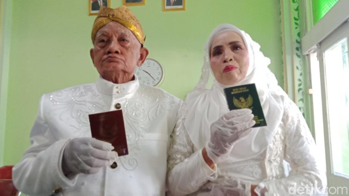 Peserta nikah masal tertua, Ranto Wardoyo dan Wartini