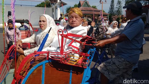 Peserta nikah masal tertua, Ranto Wardoyo dan Wartini.