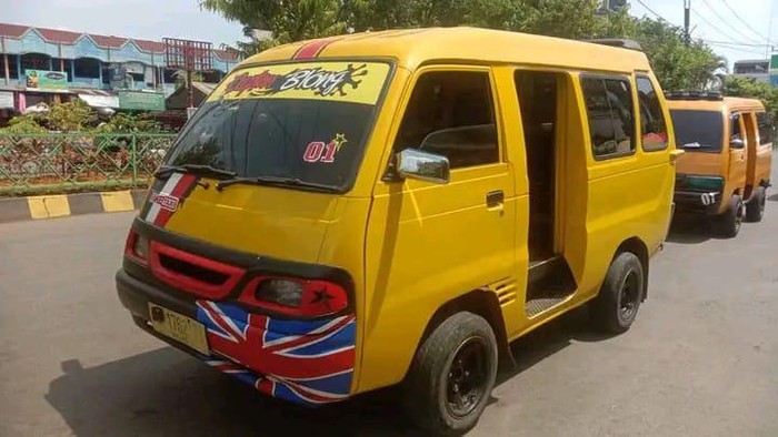 Sopir angkutan umum di Palopo, Sulawesi Selatan (Sulsel), Mashur mengaku susah mendapatkan penumpang usai melakukan penyesuaian tarif secara sepihak pascakenaikan harga BBM.