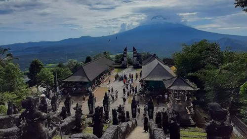 Para wisatawan saat mengunjungi ke Pura Lempuyang.