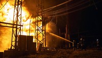 Pembagkit listrik itu terbakar setelah dihantam roket Rusia. AP Photo/Kostiantyn Liberov.