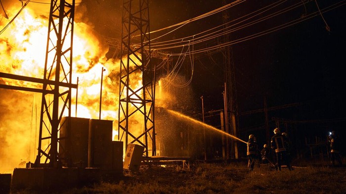 Pembangkit Listrik di Kharkiv Terbakar Kebakaran terjadi di pembangkit listrik di Kharkiv, Ukraina, MInggu (11/9/2022) waktu setempat. Kota itu pun gelap gulita.