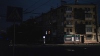Terbakarnya pembangkit listrik itu membuat Kota Kharkiv gelap gulita. AP Photo/Leo Correa