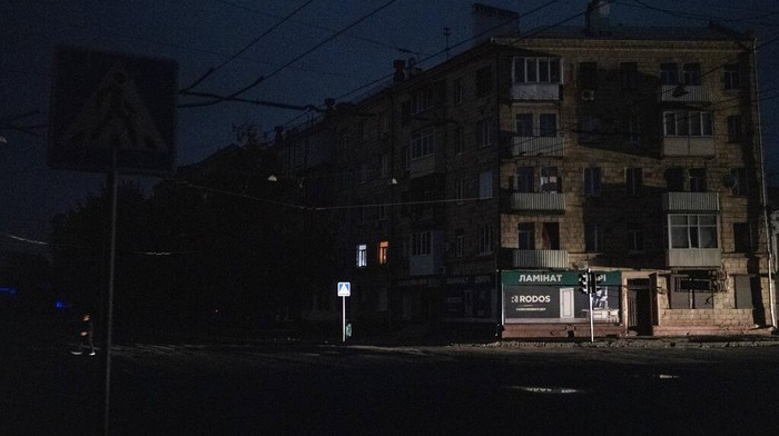 Kebakaran terjadi di pembangkit listrik di Kharkiv, Ukraina, MInggu (11/9/2022) waktu setempat. Kota itu pun gelap gulita.