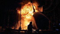 Api membakar pembangkit listrik di Kharkiv, Ukraina. AP Photo/Kostiantyn Liberov
