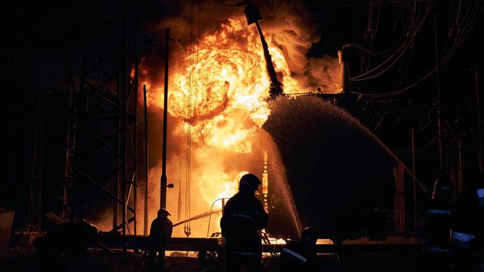 Pembangkit Listrik di Kharkiv Terbakar Kebakaran terjadi di pembangkit listrik di Kharkiv, Ukraina, MInggu (11/9/2022) waktu setempat. Kota itu pun gelap gulita.