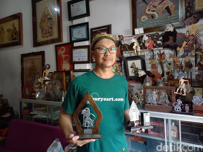 Pemilik Suryo Art, Agus Suryono, saat menunjukan souvenir resmi KTT G20 di Bali hasil karyanya, Senin (12/9/2022).