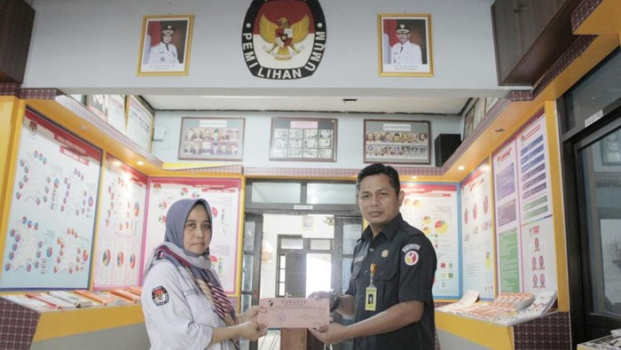 Komisioner Bawaslu Sukoharjo Eko Budiyanto, saat menyerahkan aduan masyarakat nama TMS Sipol ke KPU Sukoharjo
