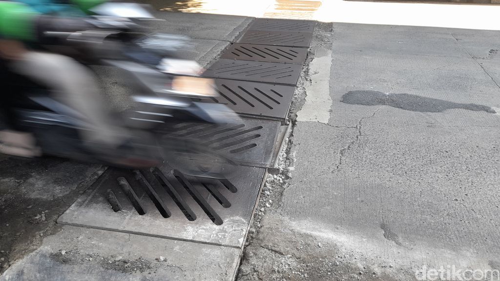 Penutup got di underpass Jl Sholeh Iskandar, Kota Bogor, masih rusak. 12 September 2022. (M Sholihin/detikcom)