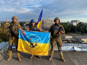 Tentara Ukraina Berpose Usai Pasukan Rusia Mundur dari Sejumlah Area
