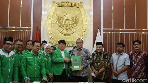 Plt Ketum PPP Mardiono Serahkan SK Baru Kemenkumham ke KPU