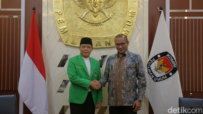 Plt Ketum PPP Mardiono Serahkan SK Baru Kemenkumham ke KPU Plt Ketum PPP Muhammad Mardiono mendatangi Kantor KPU RI. Mardiono menyerahkan SK baru Kemenkumham yang mengesahkannya sebagai Plt Ketum PPP.