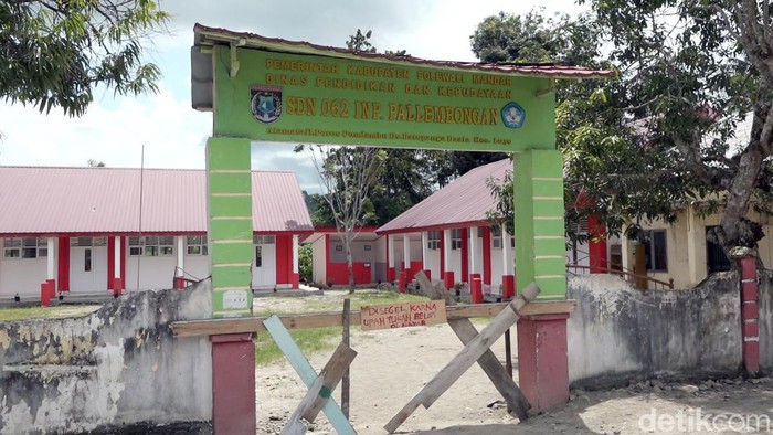 Bangunan sekolah dasar negeri (SDN) 062 Pallembongan di Kabupaten Polewali Mandar (Polman) disegel sejumlah tukang.
