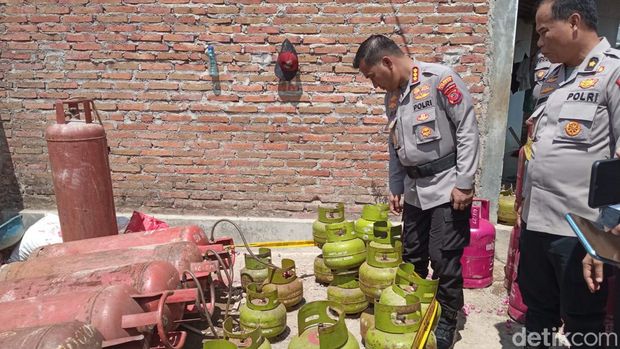 Polresta Cirebon menggerebek sebuah lokasi yang diduga dijadikan sebagai tempat pengoplosan gas elpiji bersubsidi