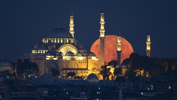 Malam bulan purnama menjadi salah satu pemandangan yang tidak boleh dilewatkan jika sedang di Turki.  