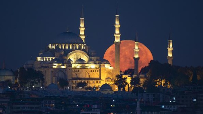 Potret Memukau Bulan Purnama di Langit Istanbul Turki ISTANBUL, TURKIYE - SEPTEMBER 11: The full Moon appears over Grand Camlica Mosque (Rear) and Taksim Mosque (Front) in the evening hours in Istanbul, Turkiye on September 11, 2022. (Photo by Isa Terli/Anadolu Agency via Getty Images)