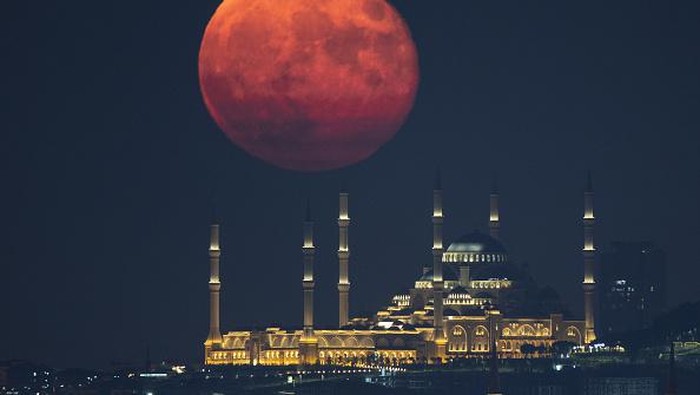ISTANBUL, TURKIYE - SEPTEMBER 11: The full Moon appears over Grand Camlica Mosque (Rear) and Taksim Mosque (Front) in the evening hours in Istanbul, Turkiye on September 11, 2022. (Photo by Isa Terli/Anadolu Agency via Getty Images)