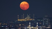 Bulan purnama akan tampak sangat besar menghiasi langit Istanbul dengan latar belakang masjid-masjid ikonik Turki.  