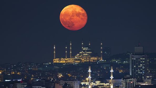 Bulan purnama akan tampak sangat besar menghiasi langit Istanbul dengan latar belakang masjid-masjid ikonik Turki.  