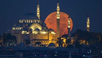 Bulan Purnama di Langit Istanbul Ini Bikin Merinding