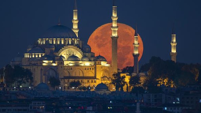 ISTANBUL, TURKIYE - SEPTEMBER 11: The full Moon appears over Grand Camlica Mosque (Rear) and Taksim Mosque (Front) in the evening hours in Istanbul, Turkiye on September 11, 2022. (Photo by Isa Terli/Anadolu Agency via Getty Images)
