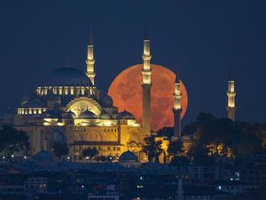 Bulan Purnama di Langit Istanbul Ini Bikin Merinding