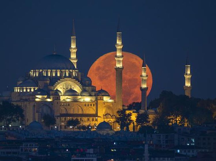 Bulan Purnama di Langit Istanbul Ini Bikin Merinding