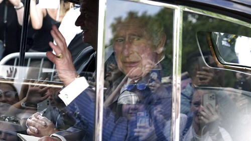 King Charles III greets supporters as he arrives at Buckingham Palace in London, Sunday, Sept. 11, 2022. Queen Elizabeth II, Britains longest-reigning monarch and a rock of stability across much of a turbulent century, died Thursday Sept. 8, 2022, after 70 years on the throne. She was 96. (Ian West/PA via AP)