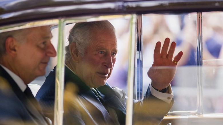 Potret Raja Charles III Menyapa Warga Usai Naik Takhta King Charles III greets supporters as he arrives at Buckingham Palace in London, Sunday, Sept. 11, 2022. Queen Elizabeth II, Britains longest-reigning monarch and a rock of stability across much of a turbulent century, died Thursday Sept. 8, 2022, after 70 years on the throne. She was 96. (AP Photo/Emilio Morenatti)