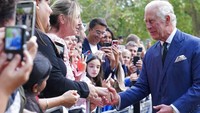 Akibat pergantian ini, lagu kebangsaan Inggris pun berganti menjadi God Save The King dari semula God Save The Queen. (AP/Jonathan Brady)