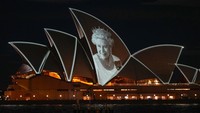 Gedung Opera Sydney diterangi dengan video mapping Ratu Elizabeth II di Sydney, Australia, Jumat, (9/9/2022). Ratu Elizabeth II merupakan kepala negara di Australia, yang juga memimpin 14 kerajaan di luar Inggris, meskipun perannya sebagian besar adalah seremonial.